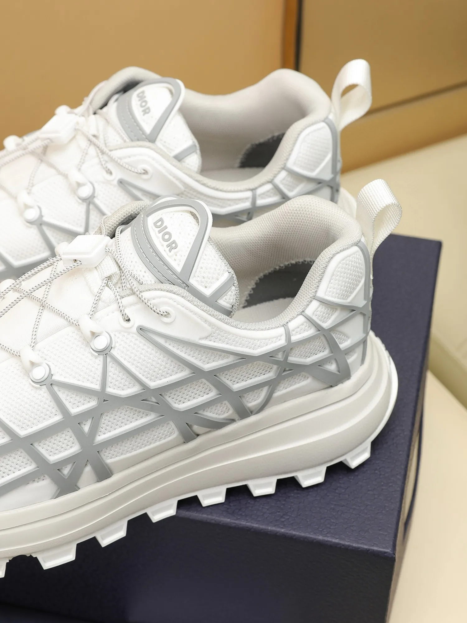 Men's shoes: 500💰Dior sports shoes highlight the fashionable silhouette, decorated with curved cannage pattern, reinterpreting the classic pattern in a structural style, enriching the Dior 2023 summer men's collection. Meticulously crafted using the advanced craftsmanship of hiking shoes, it blends outdoor culture with Dior heritage. Code number 38-44, customized 45